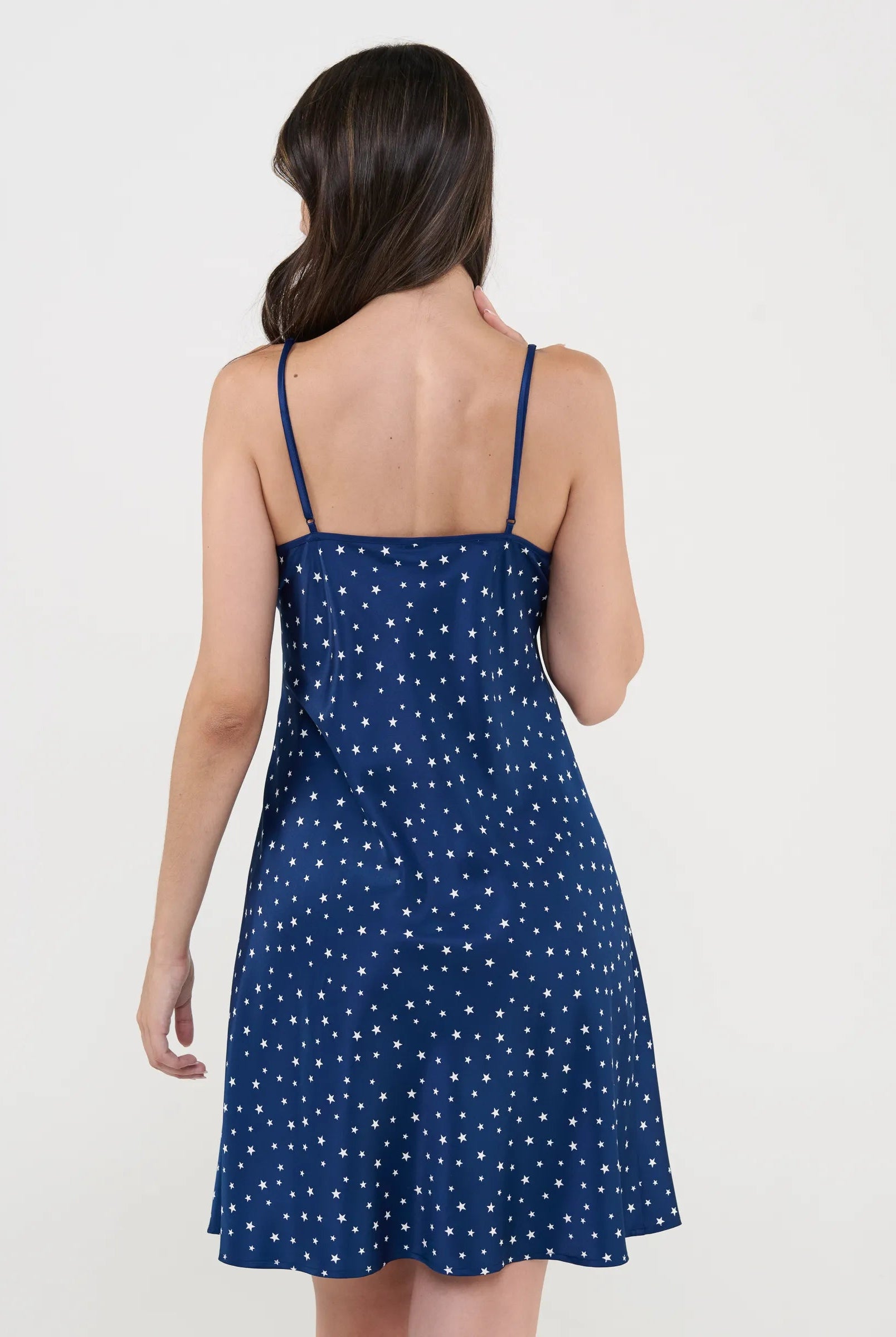 Exquisito camisón de raso Lohe con diseño de estrellas, vista trasera con tirantes finos.