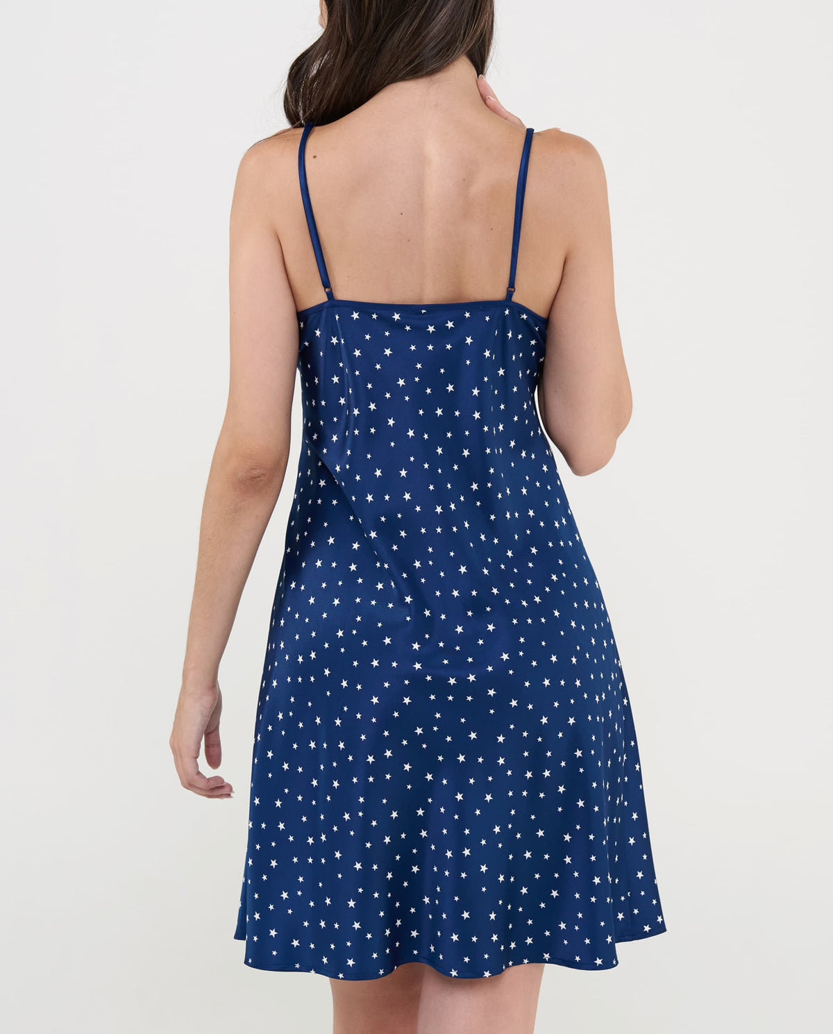 Exquisito camisón de raso Lohe con diseño de estrellas, vista trasera con tirantes finos.