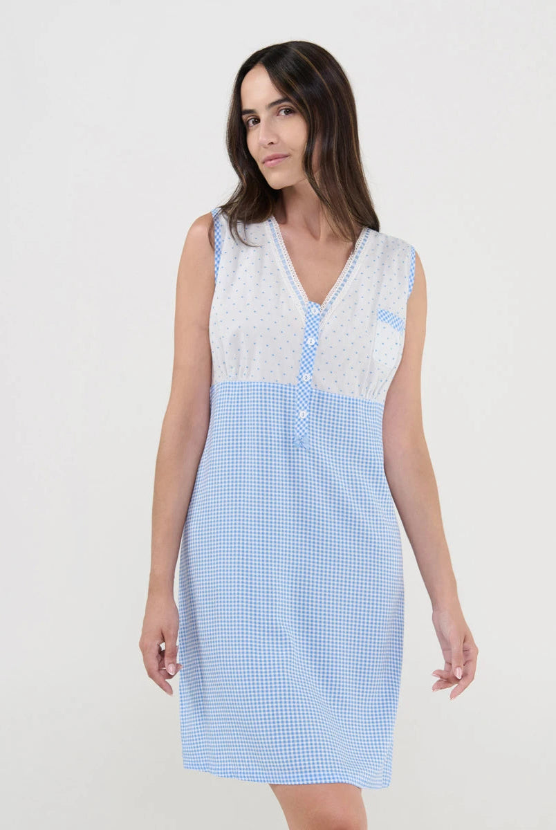 Mujer con camisón veraniego sin mangas blanco plumeti celeste, cuadritos y cuello pico con botones