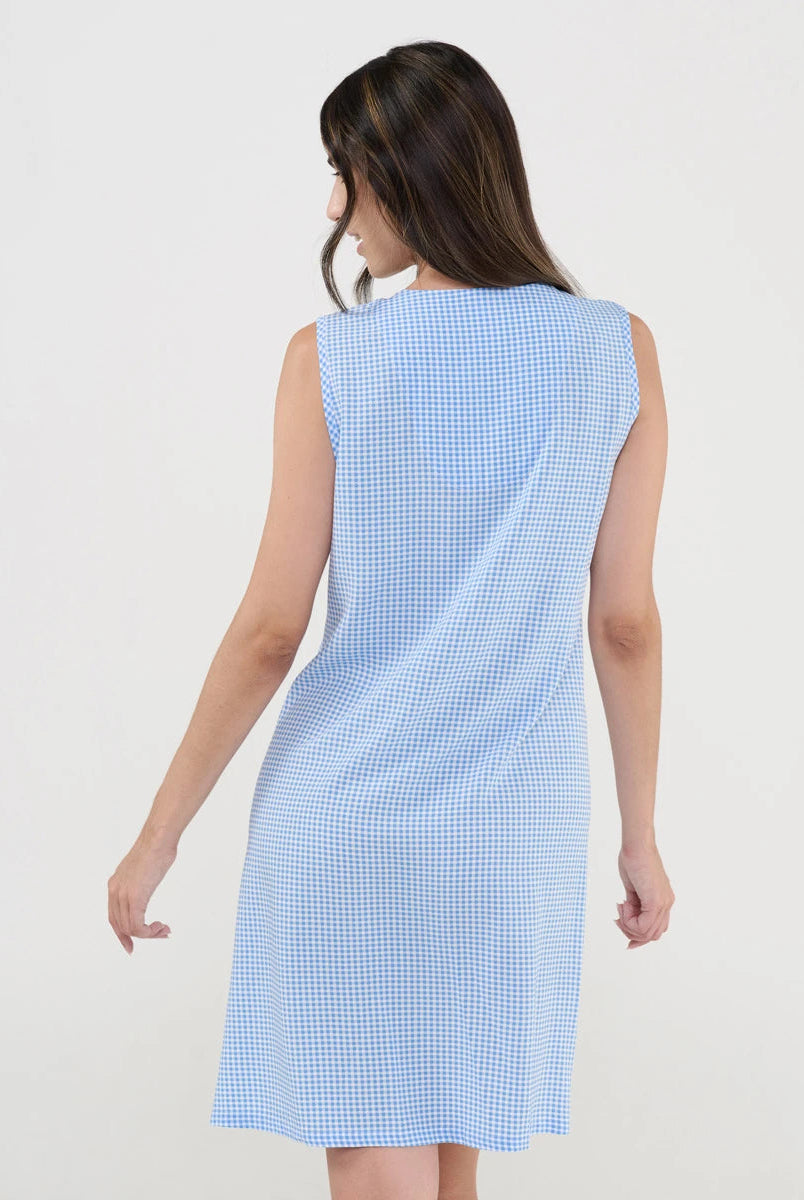 Vista trasera del alegre camisón de verano corto sin mangas cuadritos celeste