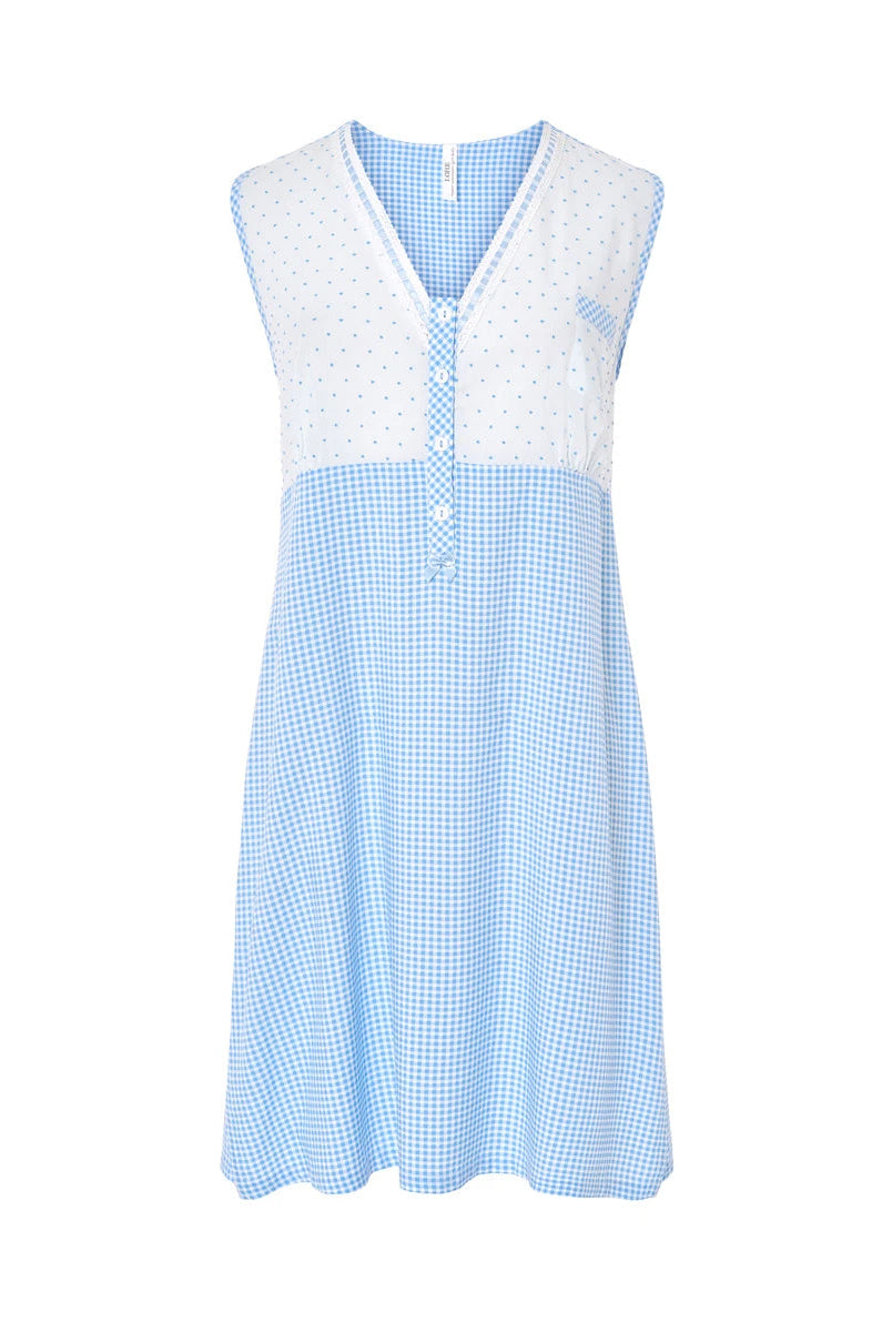 Camisón verano sin mangas en tejido plana blanco plumeti y cuadritos celeste, cuello pico abierto con botones y puntilla.