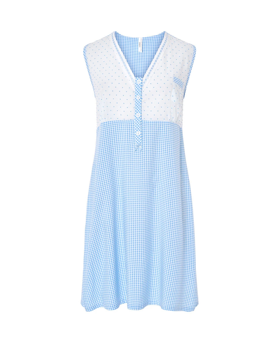 Camisón verano sin mangas en tejido plana blanco plumeti y cuadritos celeste, cuello pico abierto con botones y puntilla.