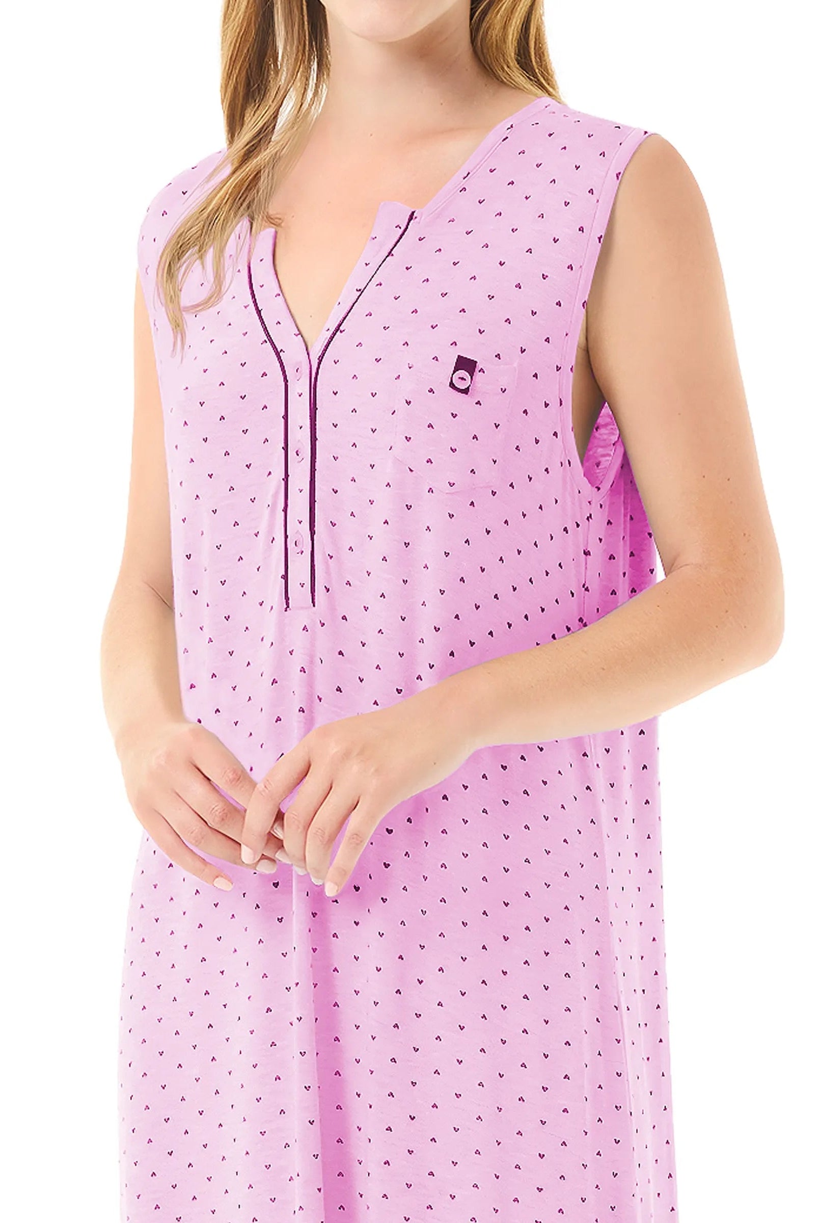 Detalle escote abierto con botones de camisola sin mangas de verano turquesa con corazoncitos