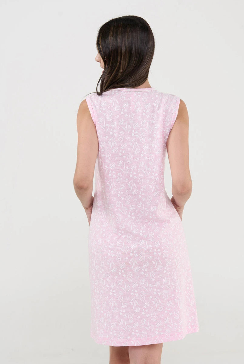 Vista trasera de camisón rosa sin mangas estampado florecitas blancas