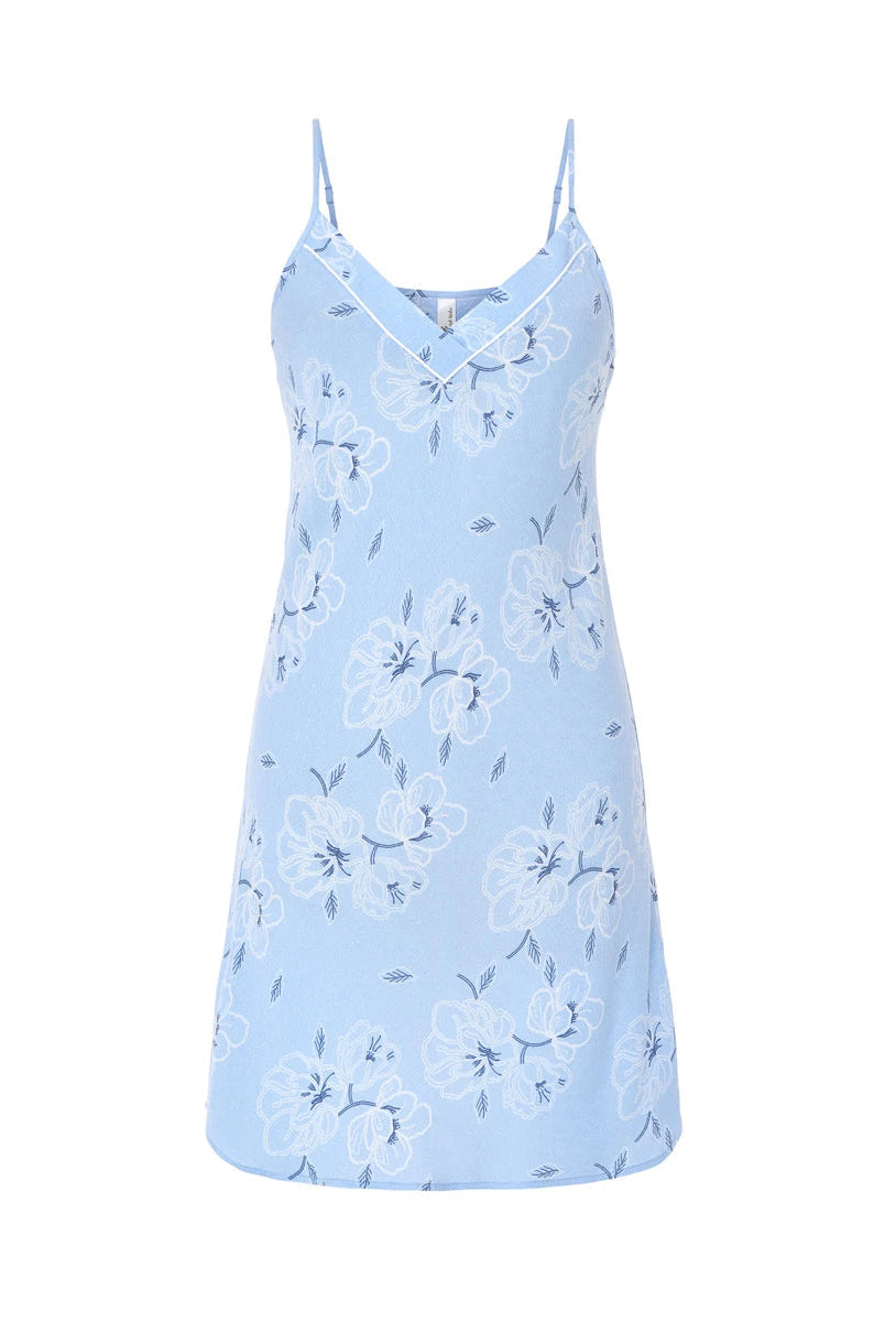 Camisón corto celeste de tirantes finos y escote en pico con vivo estampado de flores.