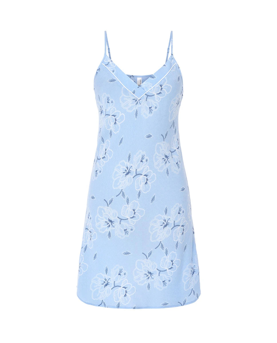 Camisón corto celeste de tirantes finos y escote en pico con vivo estampado de flores.