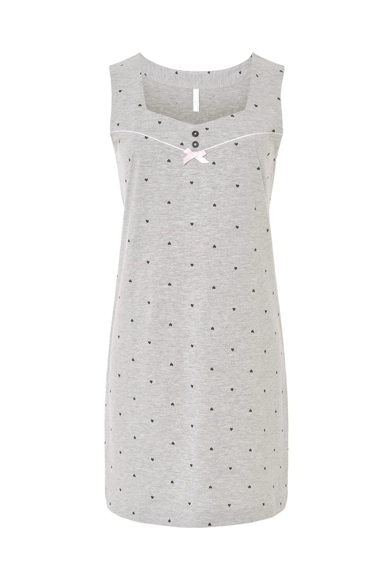 Camisón verano corto de tirantes anchos vigoré gris estampado de corazoncitos, escote con botones, vivo y lazo raso rosa.