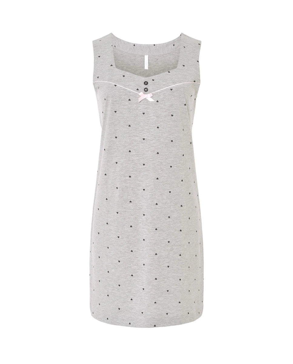 Camisón verano corto de tirantes anchos vigoré gris estampado de corazoncitos, escote con botones, vivo y lazo raso rosa.