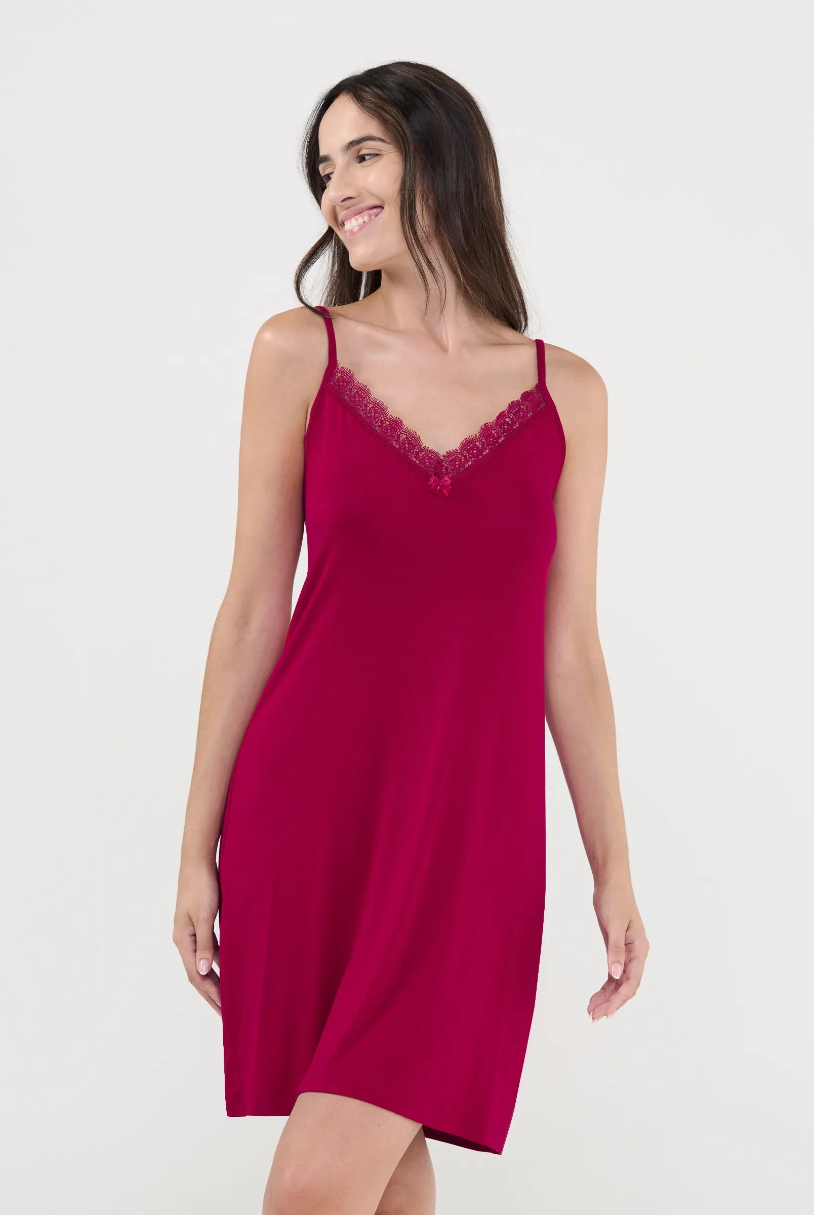 Vista frontal del camisón corto de modal para mujer, destacando el elegante escote con puntilla y los finos tirantes regulables.