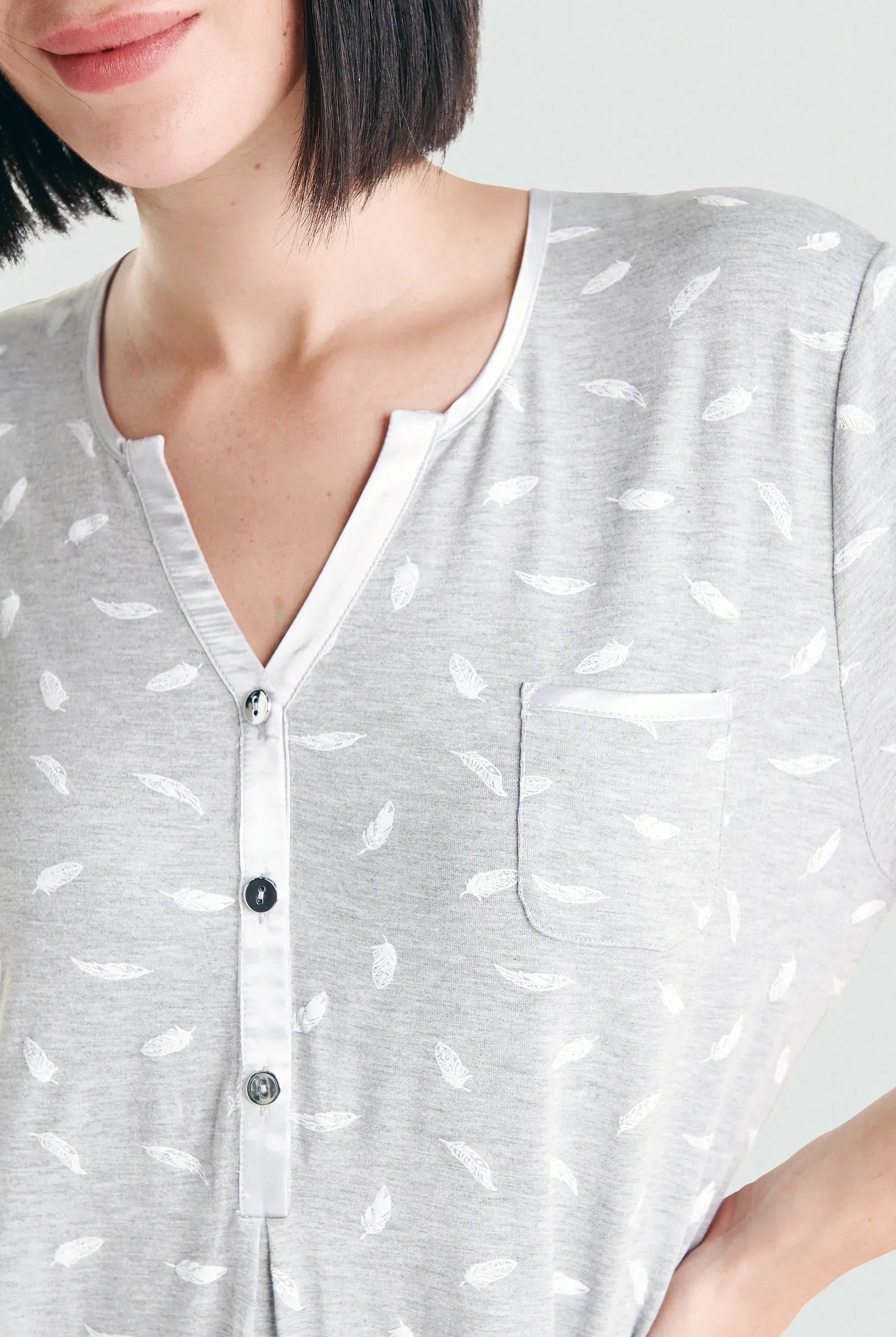 Vista detalle de camisón veraniego gris con cuello abierto en raso con botones plateados