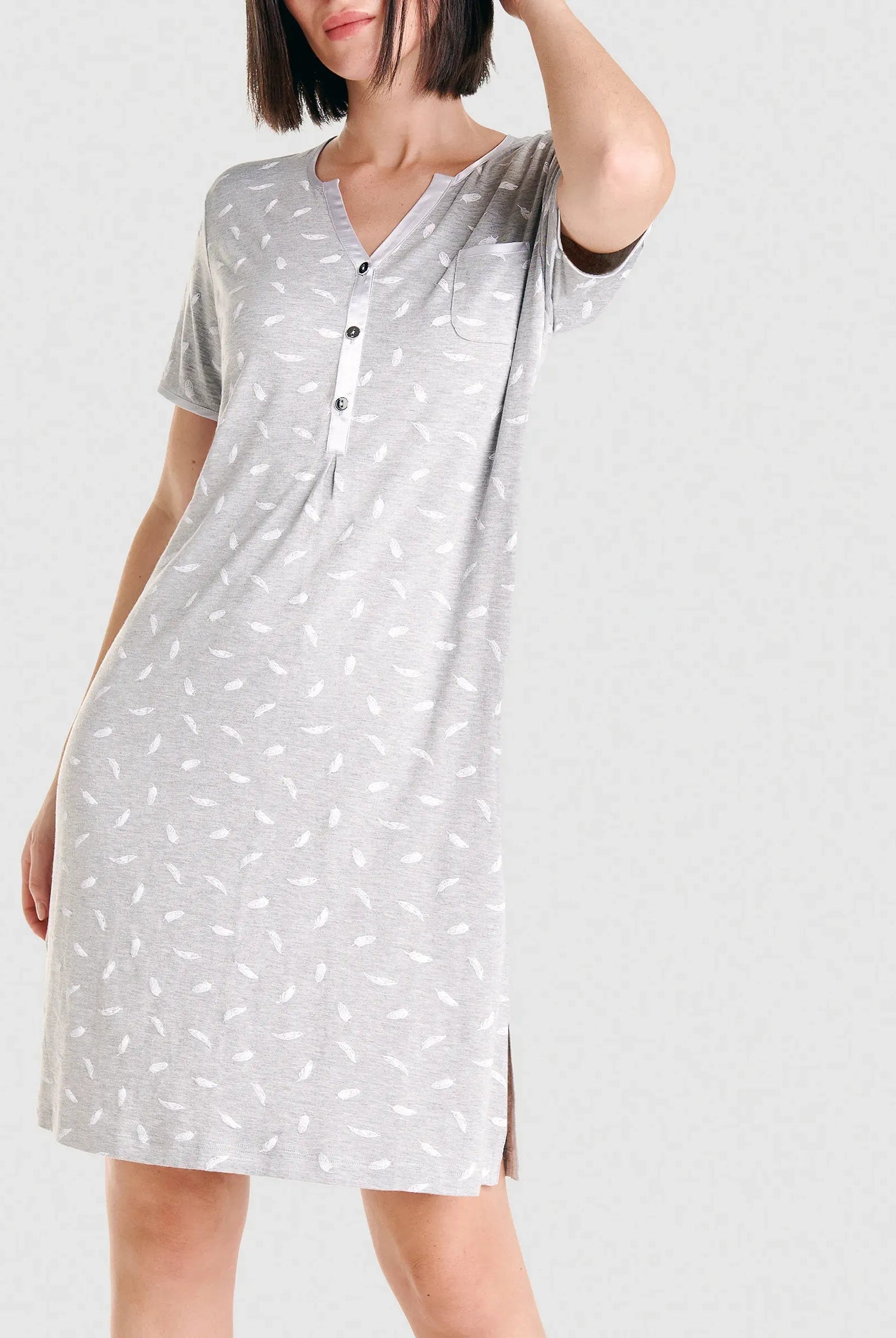 Camisón gris de manga corta para verano con botones en escote y un elegante estampado de plumas blancas
