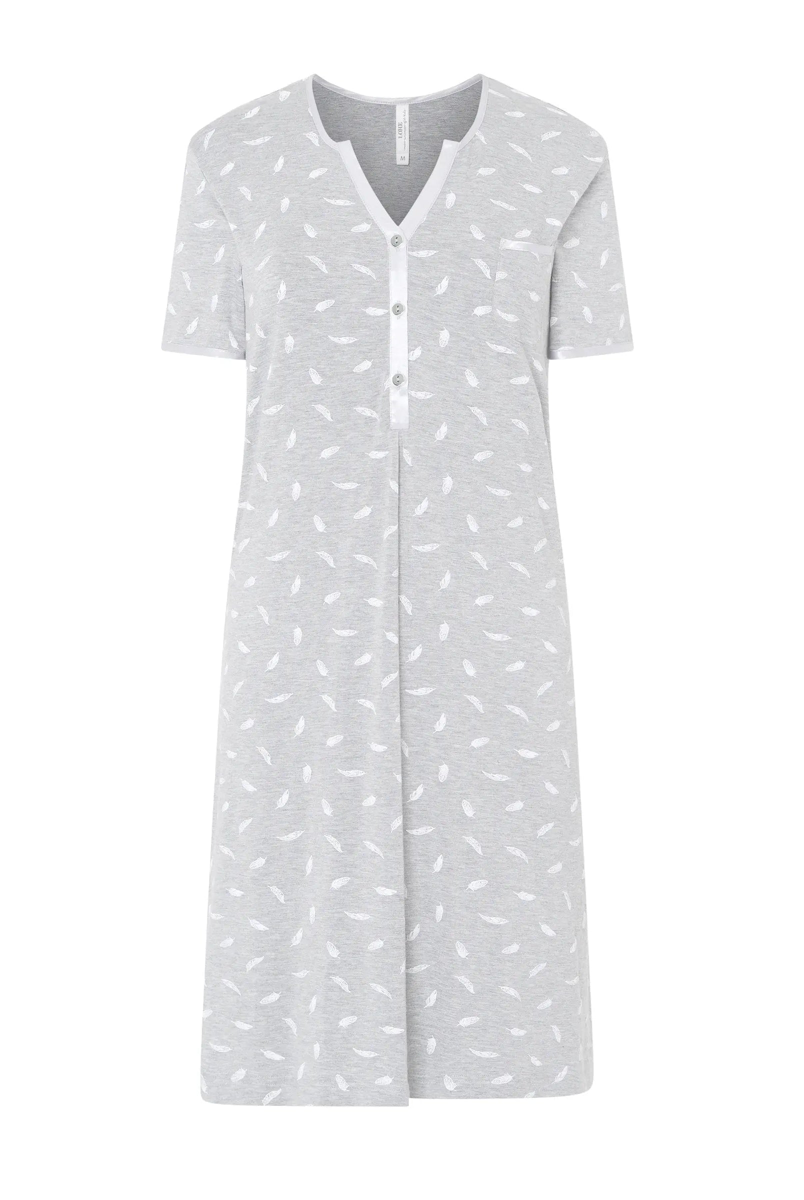 Camisón corto de mujer de manga corta en vigoré gris estampado plumas blancas, cuello abierto con pata de raso, botones.