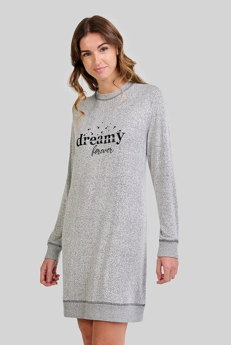 Mujer posa con camisón gris de manga larga y puños elásticos y frase bordada "dreamy forever"