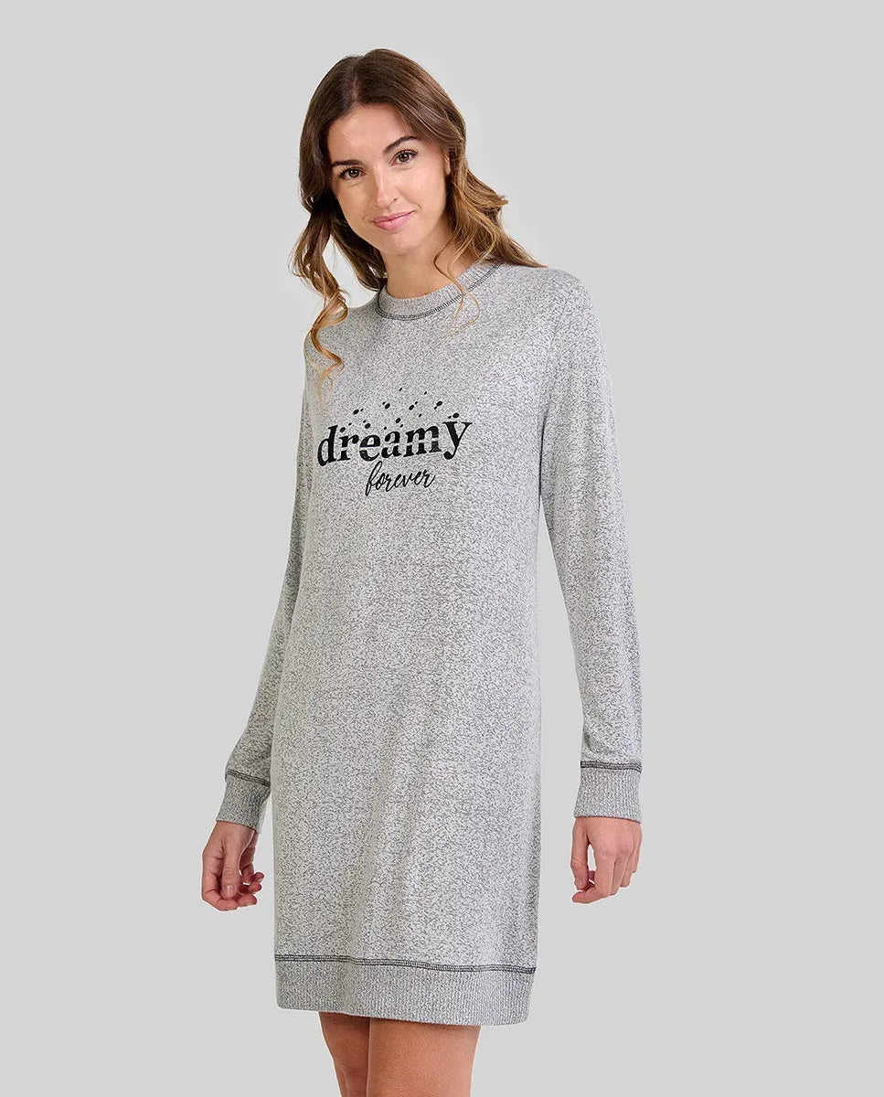 Mujer posa con camisón gris de manga larga y puños elásticos y frase bordada "dreamy forever"