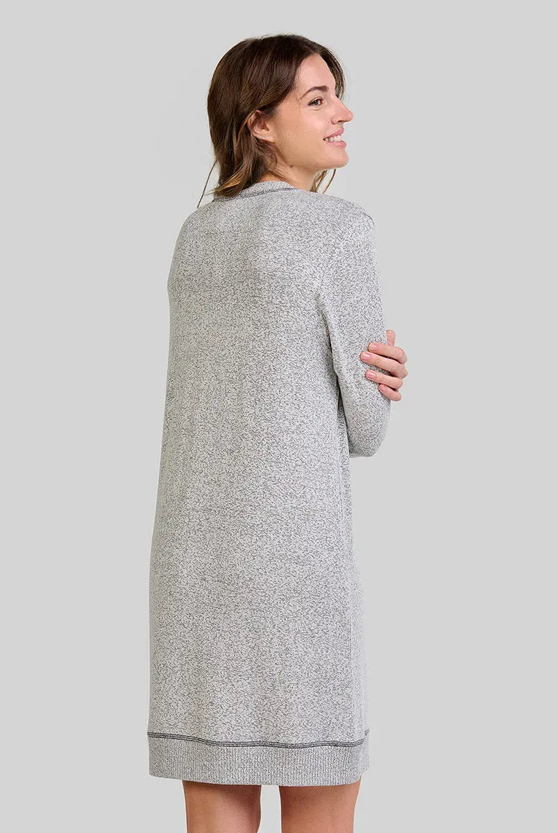 Mujer de espaldas viste camisón gris vigoré, manga larga con puños elásticos y hasta la rodilla