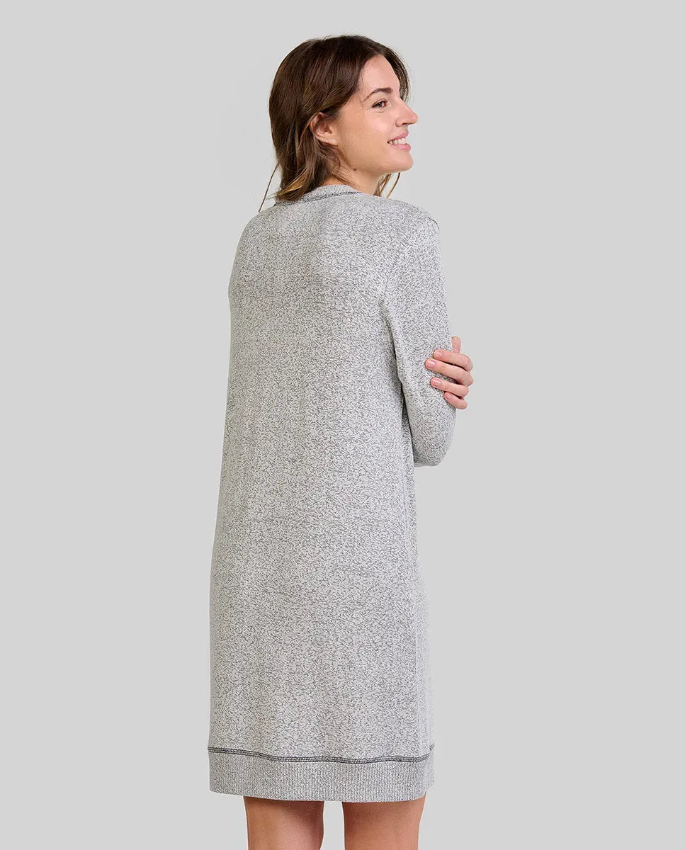 Mujer de espaldas viste camisón gris vigoré, manga larga con puños elásticos y hasta la rodilla
