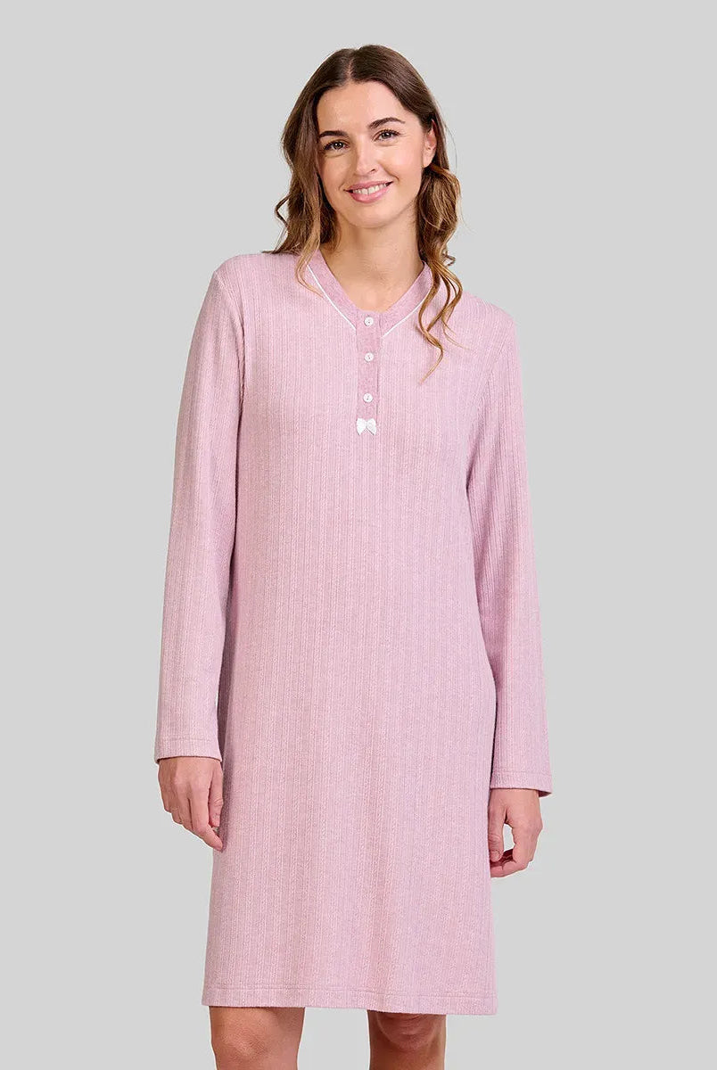 Mujer con camisón largo de invierno canalé rosa con escote abotonado de pico y lacito