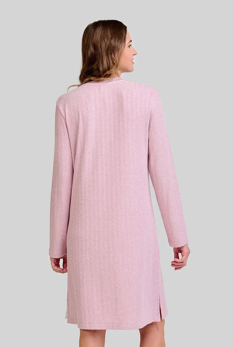 Mujer de espaldas con camisón largo rosa tejido canalé