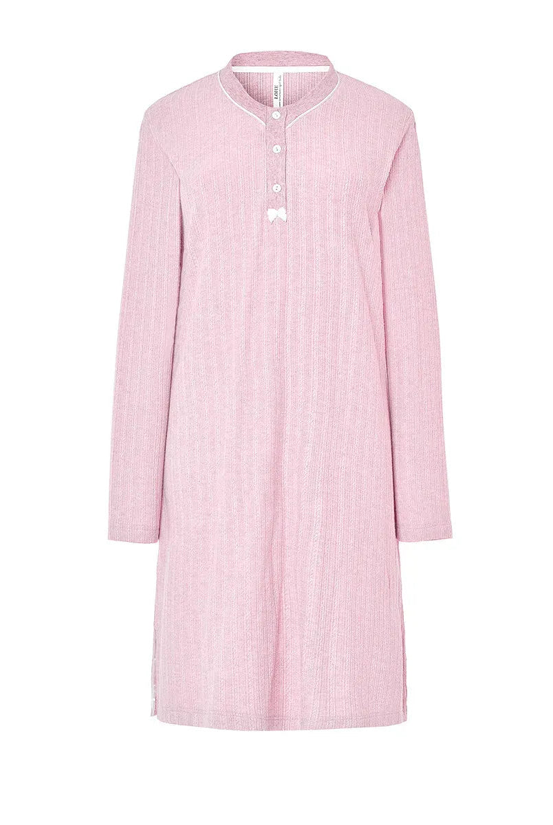 Camisón de mujer tejido canale suave tono rosa palo, escote en pico con abertura de botones y manga larga.