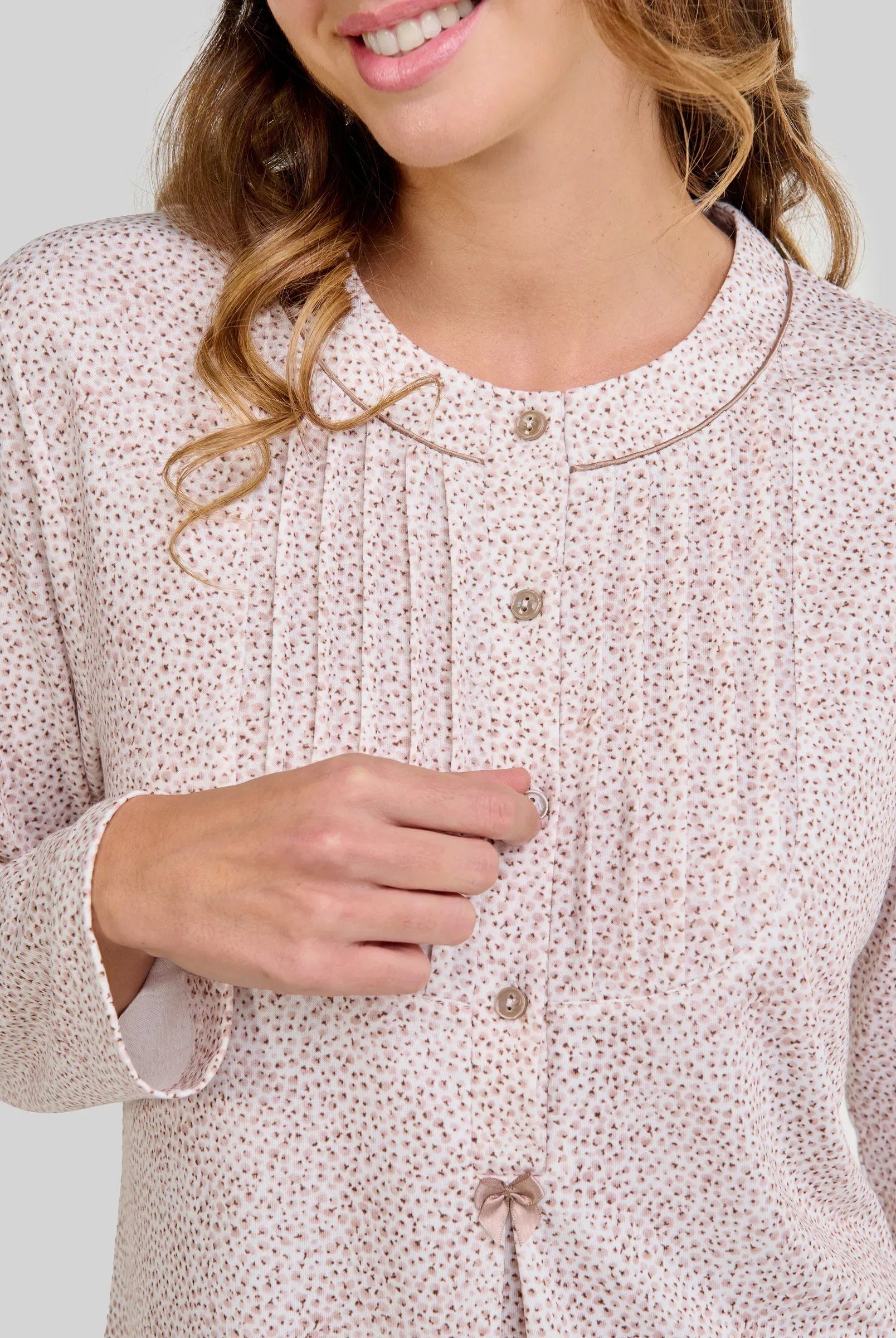 Mujer con camisón de invierno de manga larga y estampado flores, cuello redondeado y pliegues, detalles y lacito raso camel
