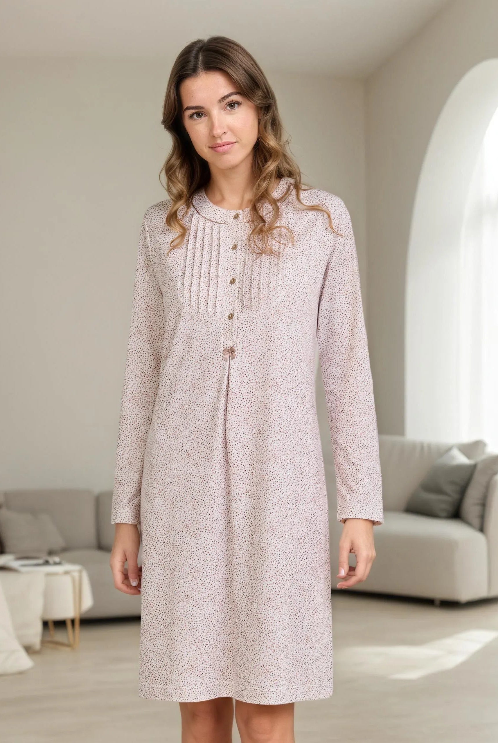 Elegante mujer en un luminoso salón con camisón de manga larga para invierno