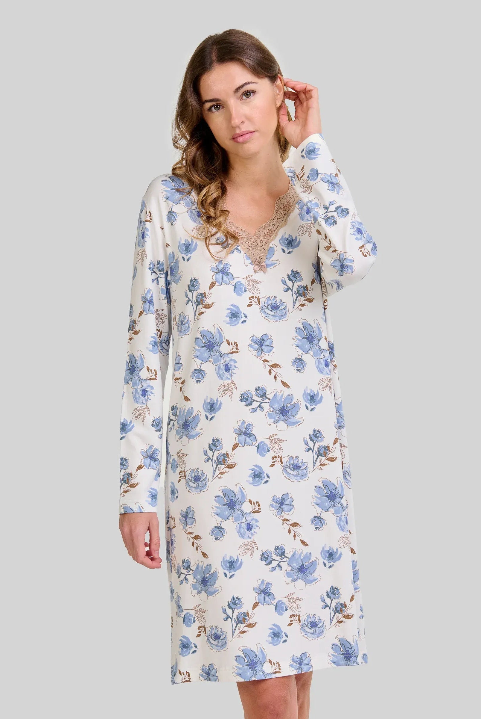 Mujer con camisón de invierno de manga larga de flores azules y encaje en el escote