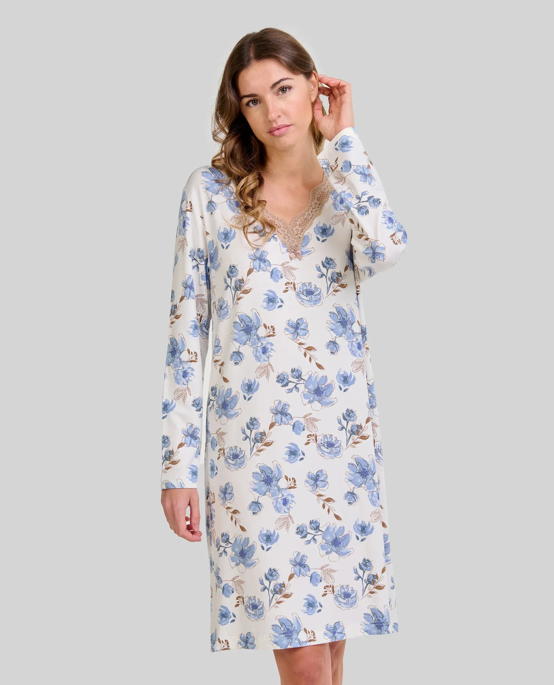 Mujer con camisón de invierno de manga larga de flores azules y encaje en el escote