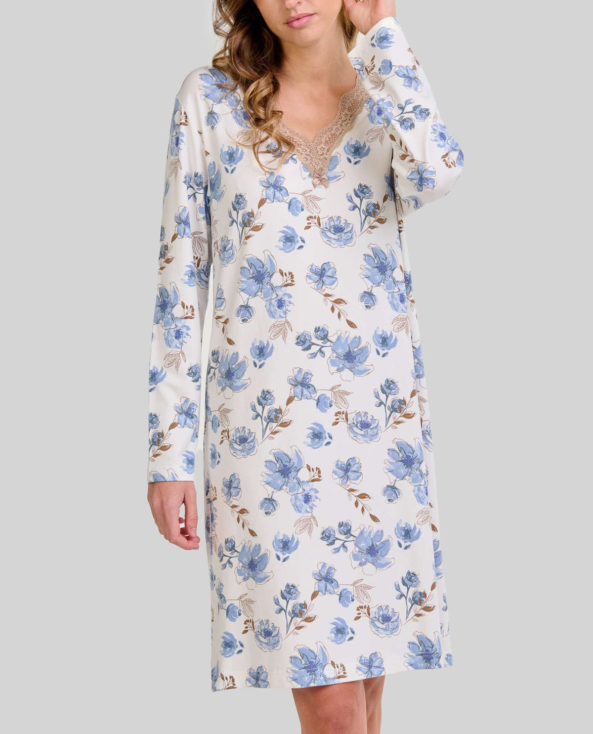 Mujer con camisón de invierno de manga larga de flores azules y encaje en el escote