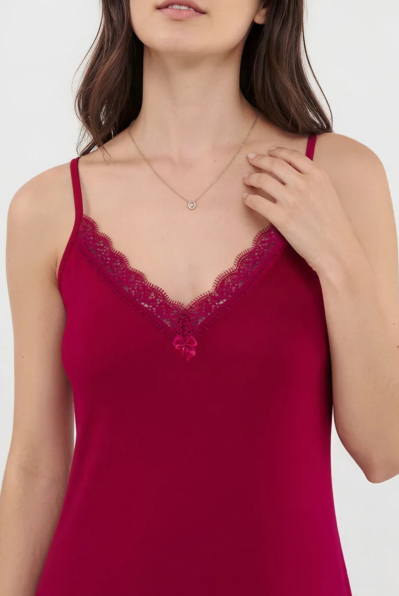 Detalle de camisón lencero de tirante fino con puntilla y lacito
