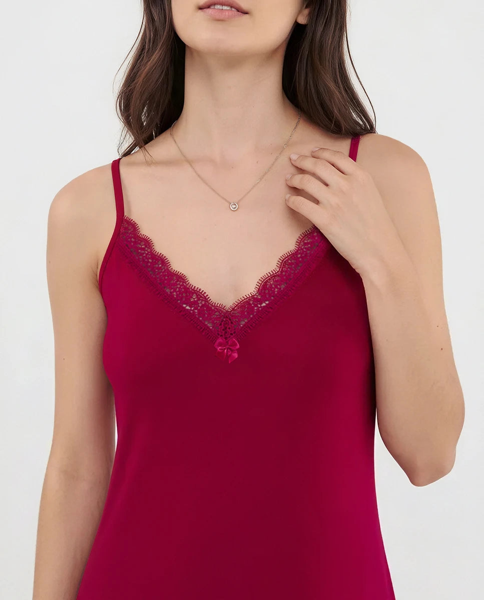 Detalle de camisón lencero de tirante fino con puntilla y lacito