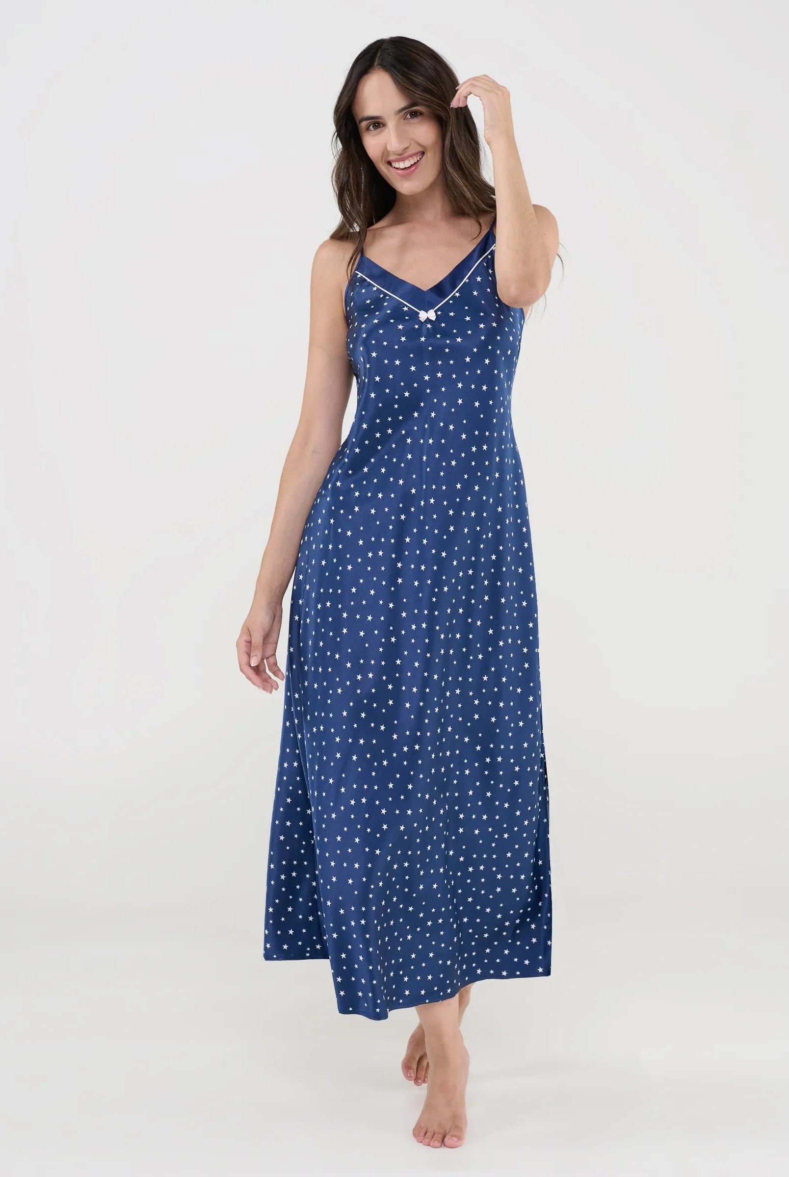 Camisón largo de raso Lohe con estampado de estrellas, cuello pico y tirantes finos.