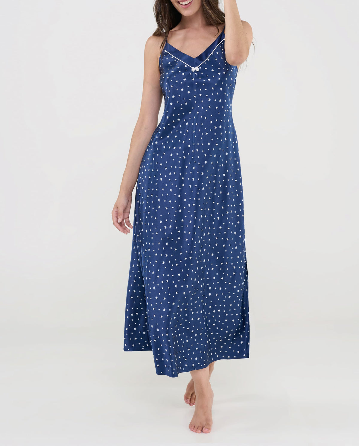 Camisón largo de raso Lohe con estampado de estrellas, cuello pico y tirantes finos.