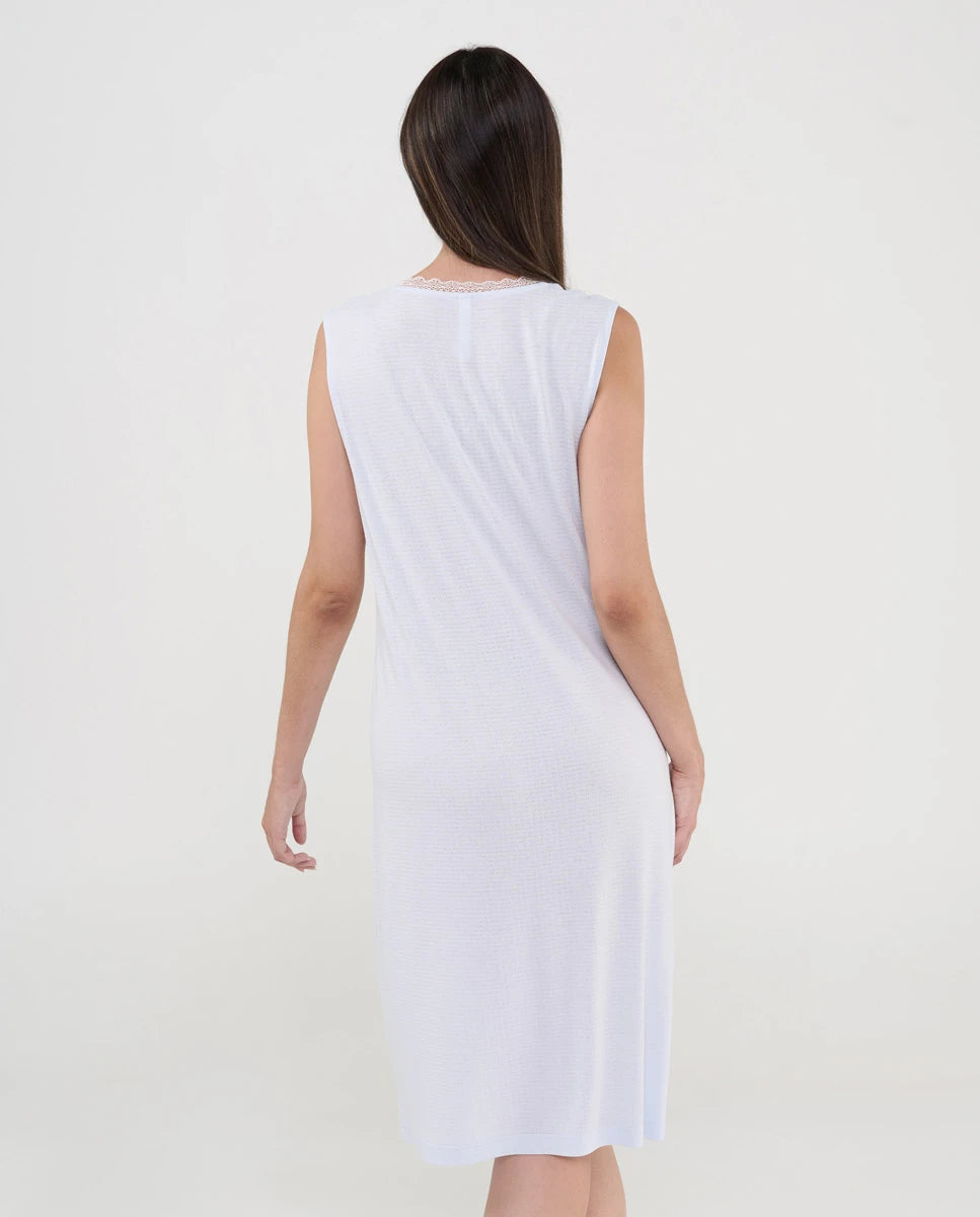 Vista trasera del camisón lencero de verano celeste sin mangas