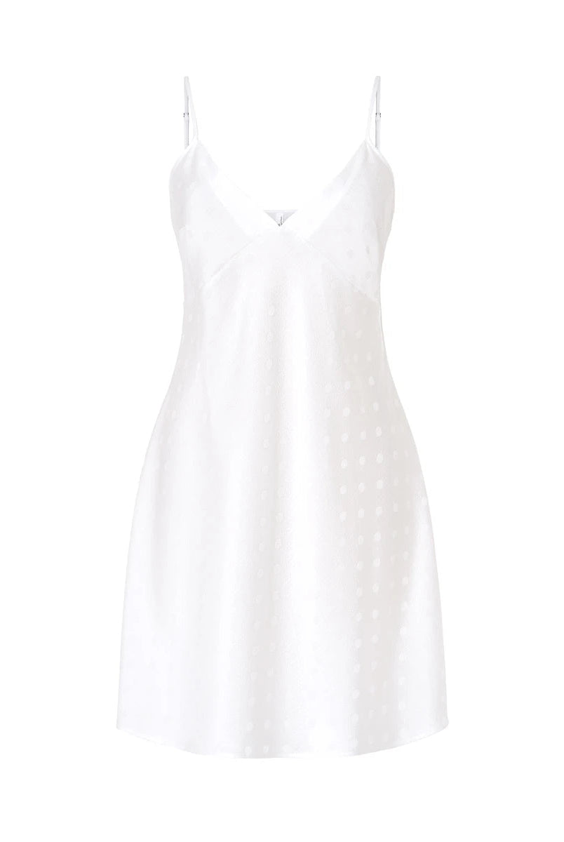 Camisón lencero corto de mujer en suave tejido plana marfil con topos de raso, escote pico y tirantes finos.