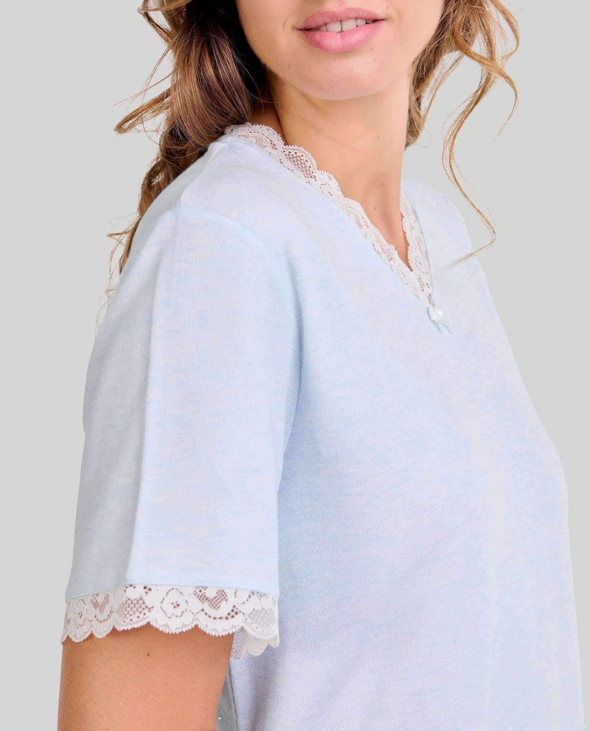 Detalle del delicado encaje en el cuello y las mangas del camisón de invierno Lohe color celeste