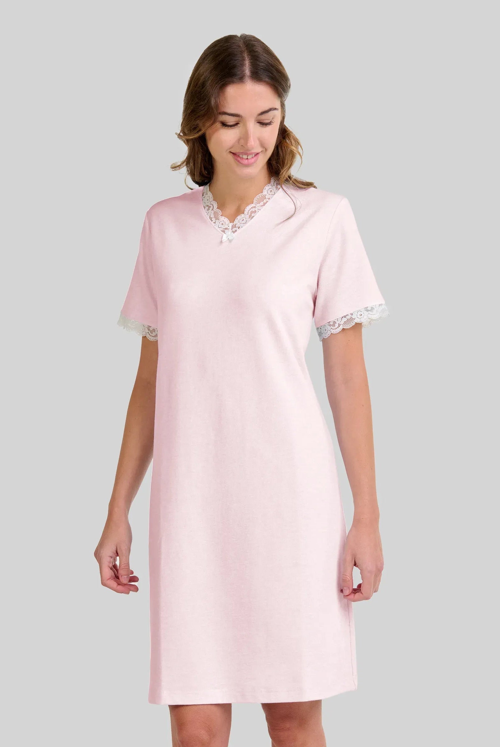 Mujer con camisón lencero celeste hasta la rodilla, mangas cortas, escote pico y encaje