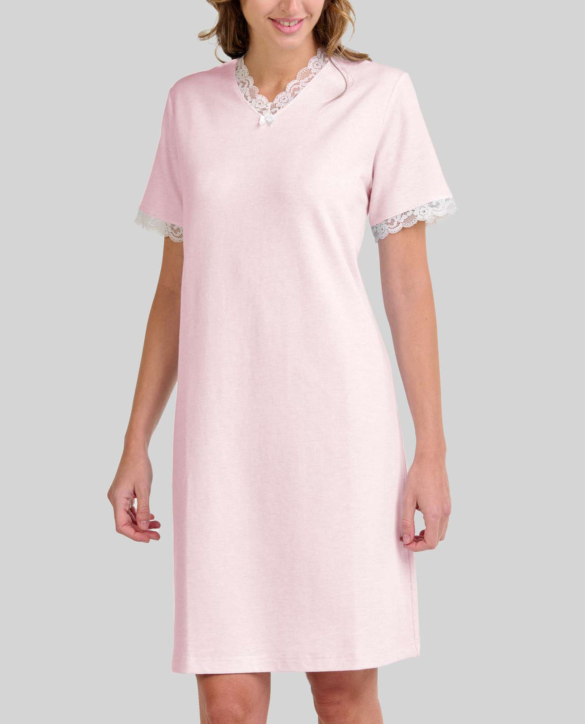 Mujer con camisón lencero celeste hasta la rodilla, mangas cortas, escote pico y encaje