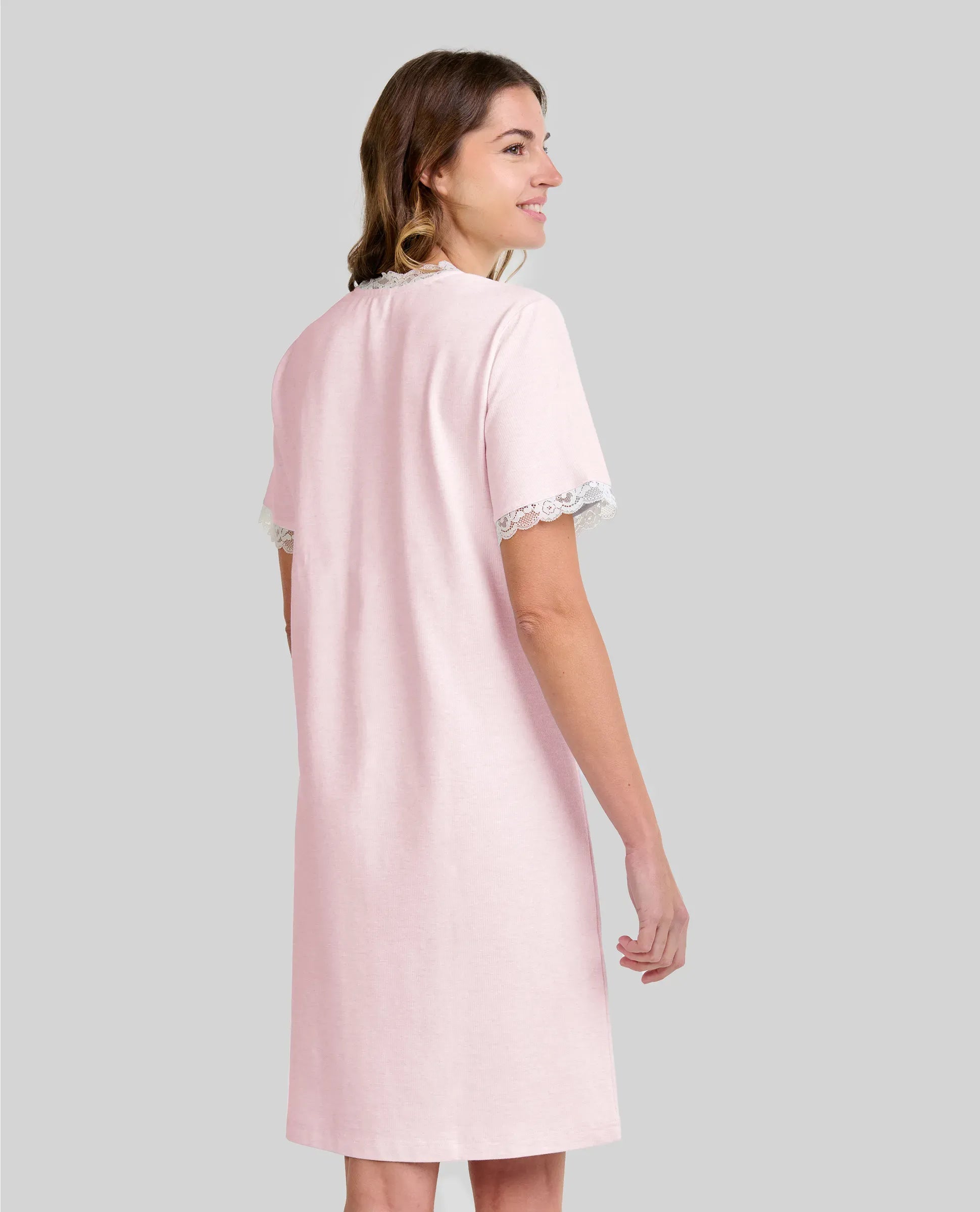 Detalle de escote pico con encaje en el camisón lencero celeste de invierno LOHE