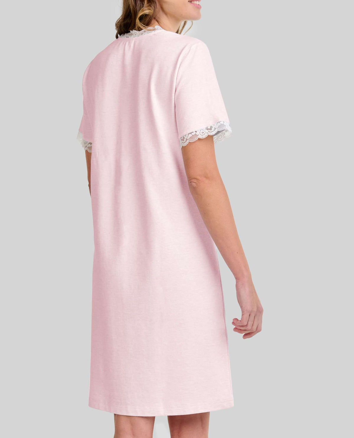Detalle de escote pico con encaje en el camisón lencero celeste de invierno LOHE