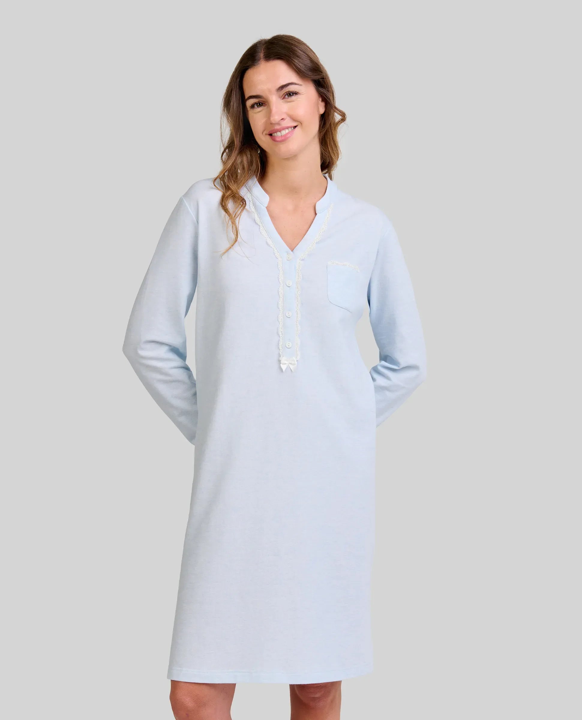 Detalle del cuello de camisón lencero celeste abotonado con encaje