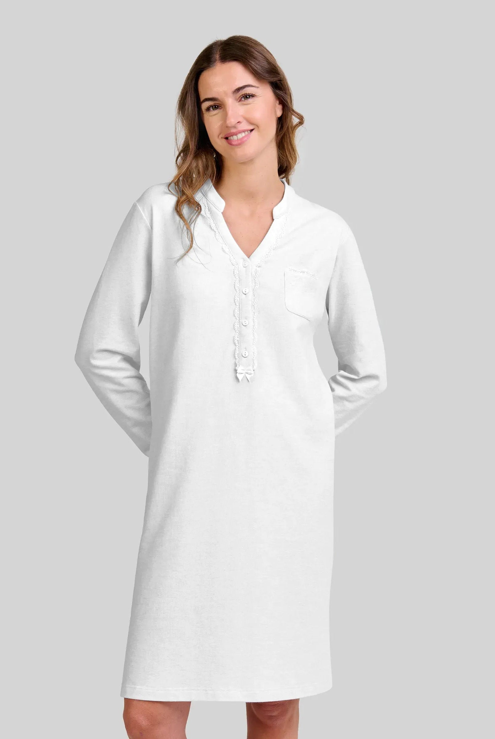 Detalle de escote pico con encaje en el camisón lencero celeste de invierno LOHE