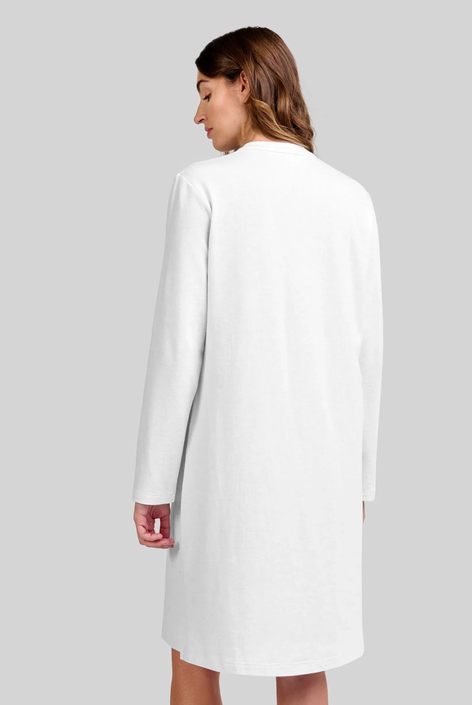 Mujer viste camisón gris de invierno de manga larga puños elásticos