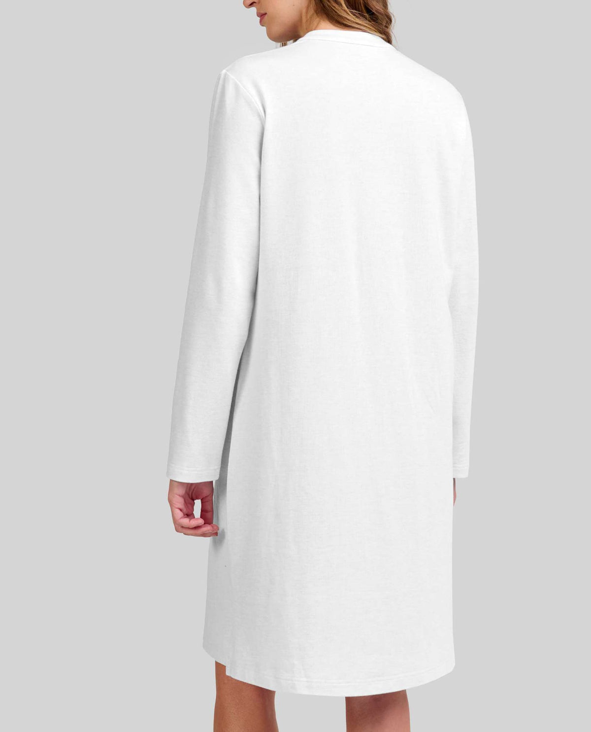 Mujer viste camisón gris de invierno de manga larga puños elásticos