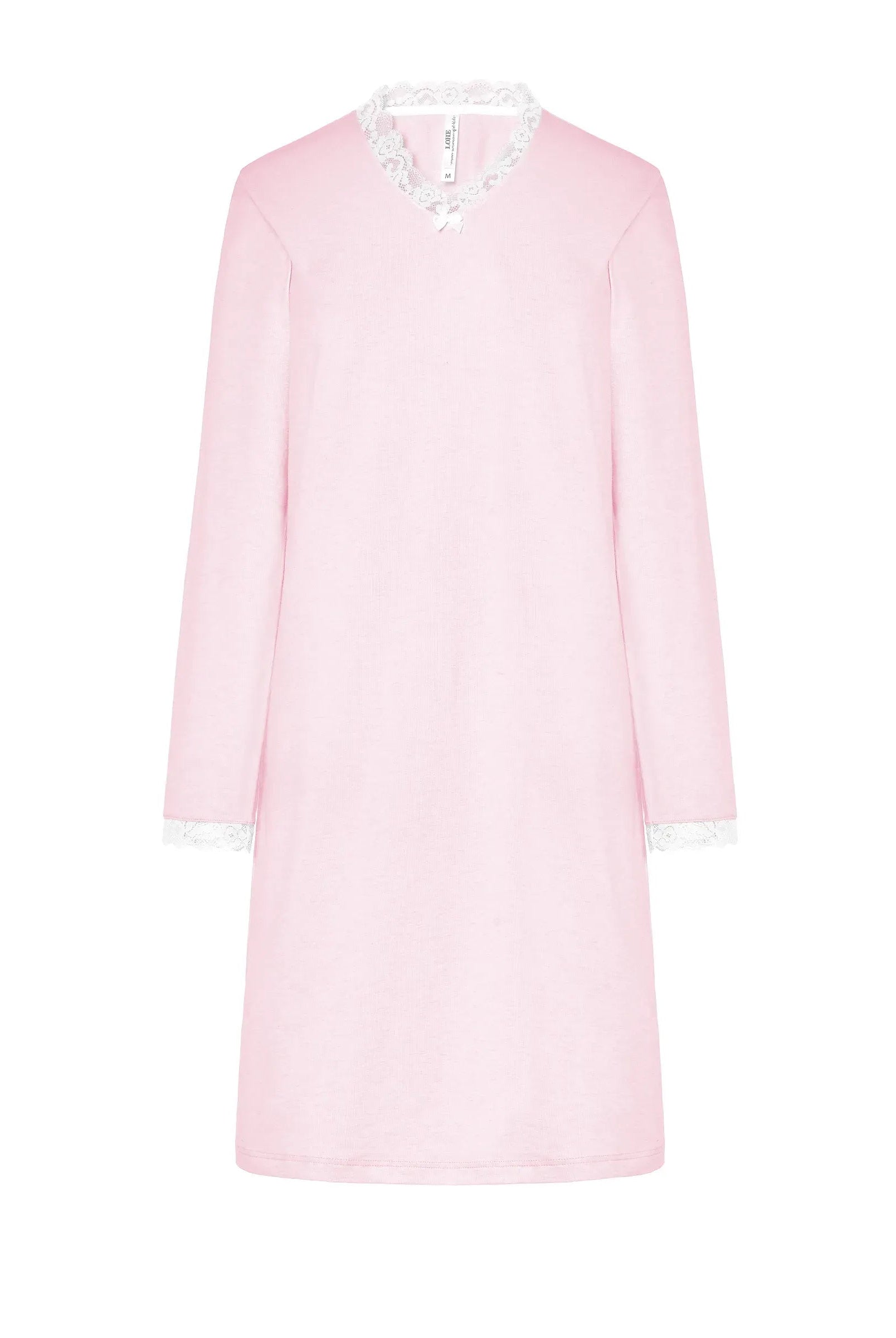 Detalle del escote abotonado del camisón de invierno de canalé rosa con detalle de lacito