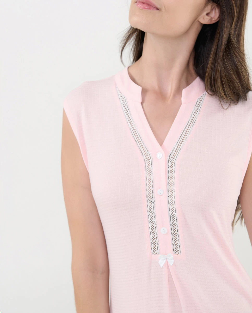 Mujer con camisón lencero celeste sin mangas cuello botones puntilla