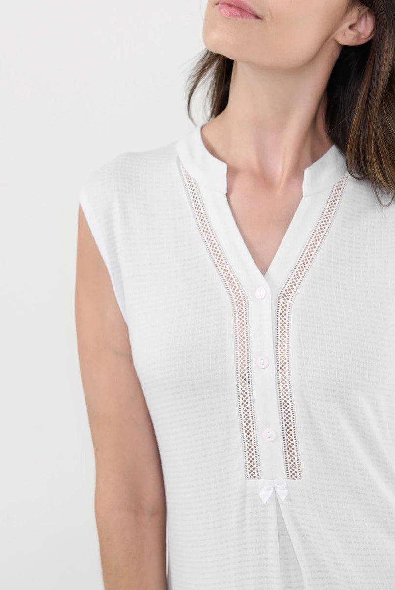 Mujer con camisón corto de verano sin mangas en punto estampado animal print camel, cuello redondo con pata