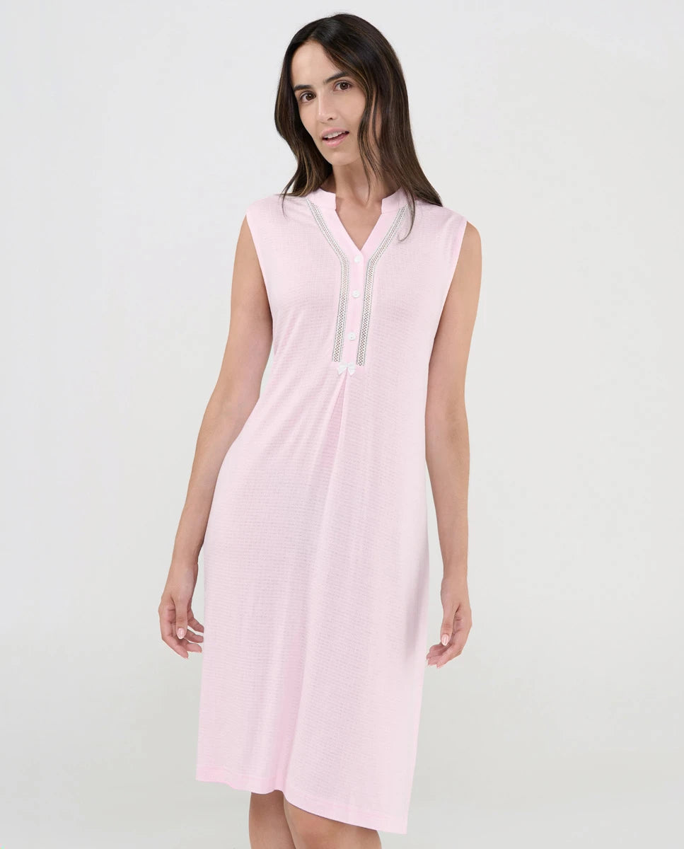 Mujer luce camisón lencero celeste de manga corta y escote en V con botones y entredós