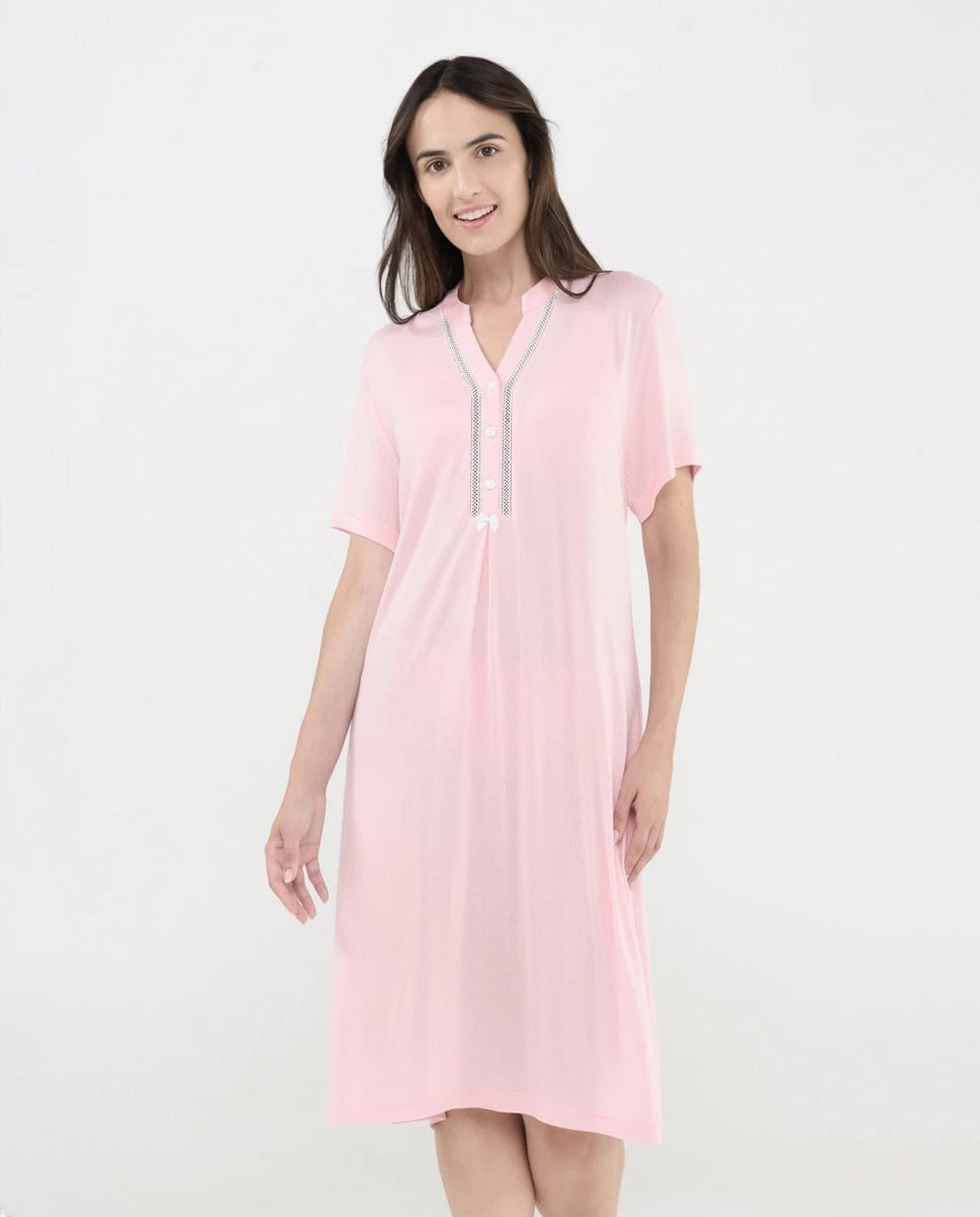 Mujer con elegante camisón modal de manga corta color gris con raso en cuello y mangas