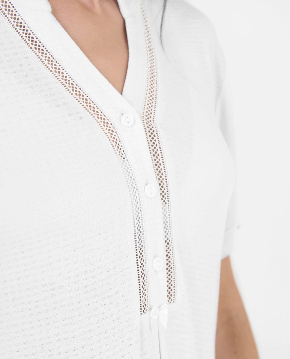 Mujer viste camisón manga corta gris con corazoncitos, cuello abierto con botones y lazo rosa