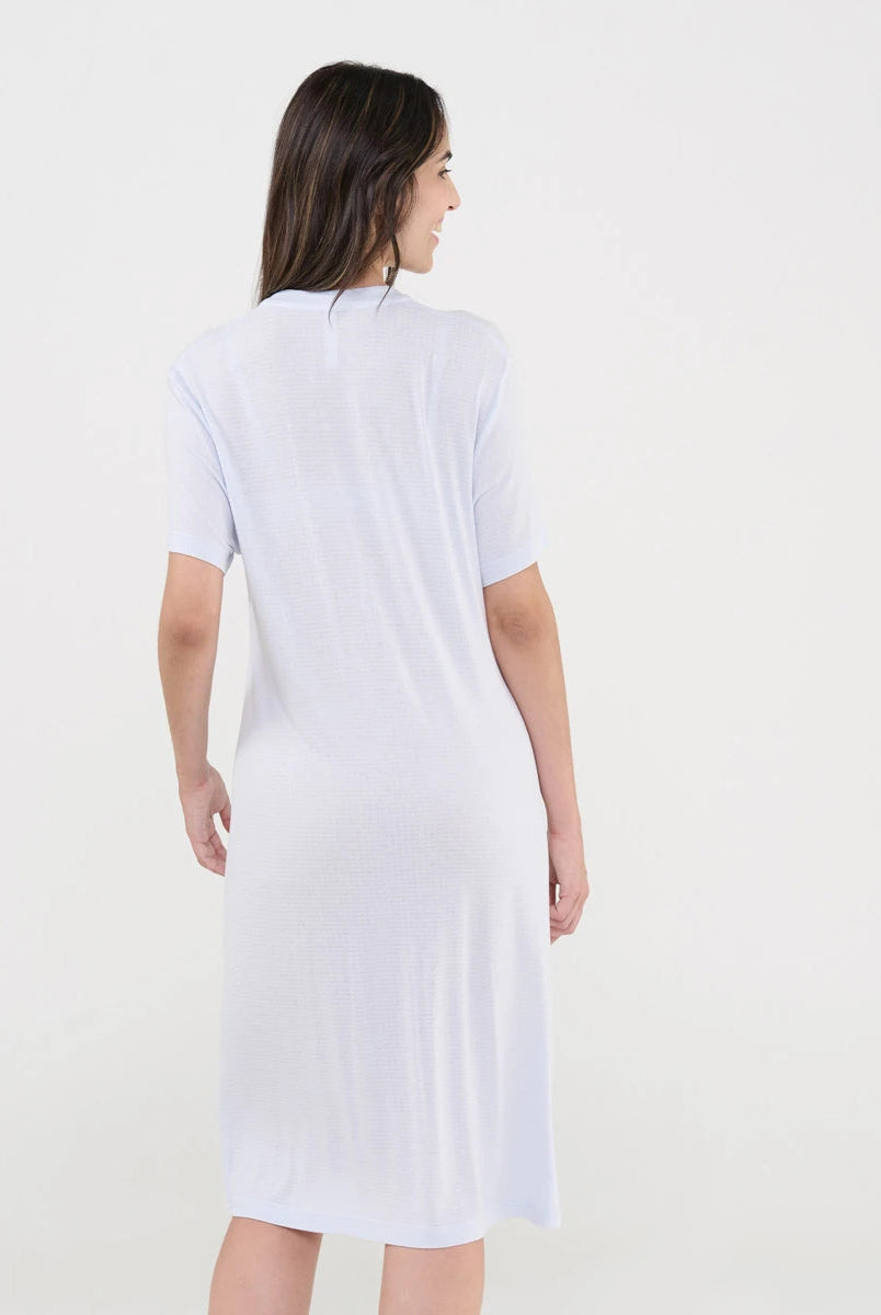 Camisón lencero de verano de manga corta color celeste, cuello pico con botones y entredós